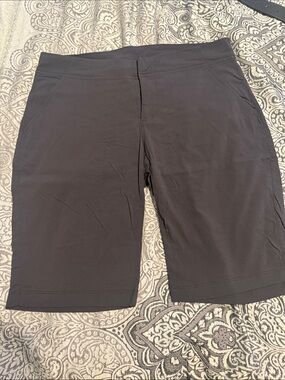 Columbia Women's Black Bermuda shorts